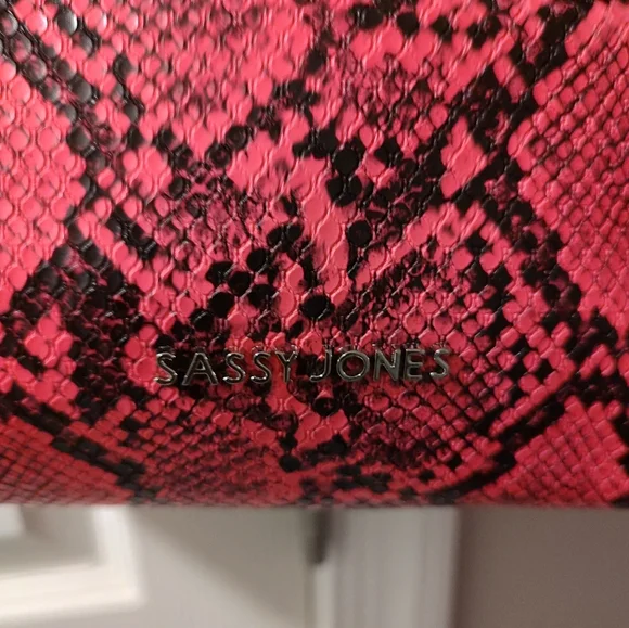New Sassy Jones Pink Snake Print Women's Bag - Picture 2 of 4